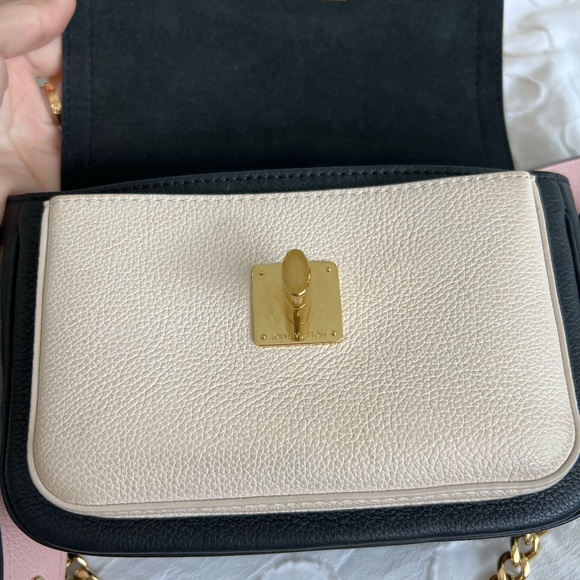 LOUIS VUITTON
Grained Calfskin Lockme Tender Black - Picture 4 of 10